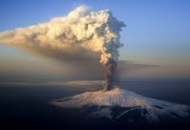 Emissione di cenere lavica dal nuovo cratere di Sud-Est un'attività stromboliana