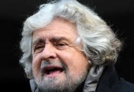 Beppe Grillo in Sicilia con sette tappe, partendo dalla città di Mascalucia