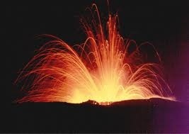 Spettacolo naturale sull' Etna dal nuovo cratere di Sud-Est, quattro già le eruzioni
